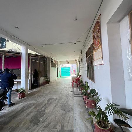 Отель Shree Krishna Garden Jhusi Экстерьер фото