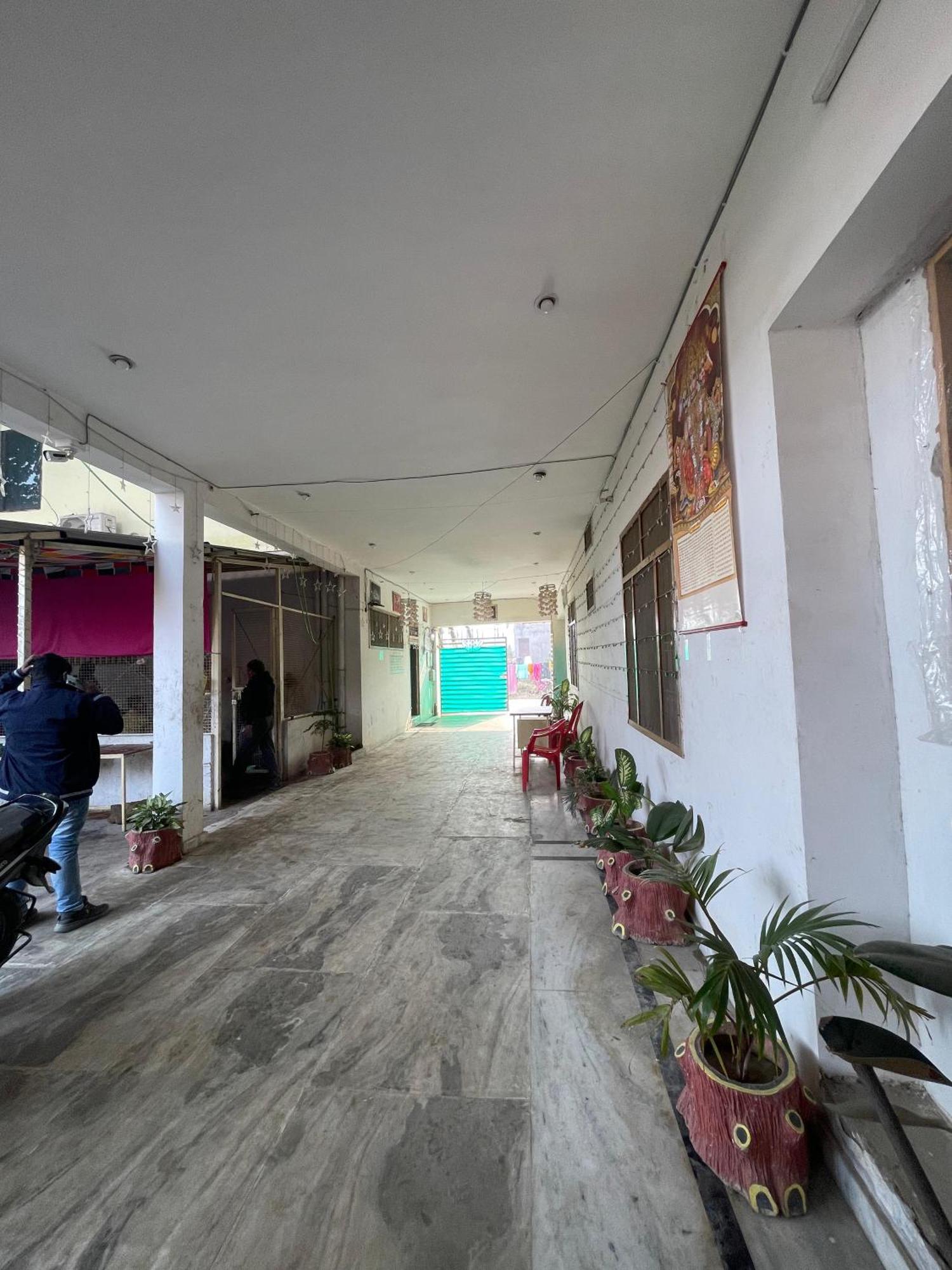 Отель Shree Krishna Garden Jhusi Экстерьер фото