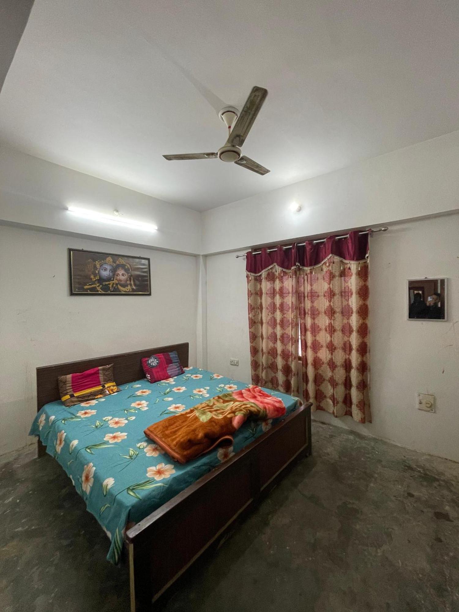 Отель Shree Krishna Garden Jhusi Экстерьер фото