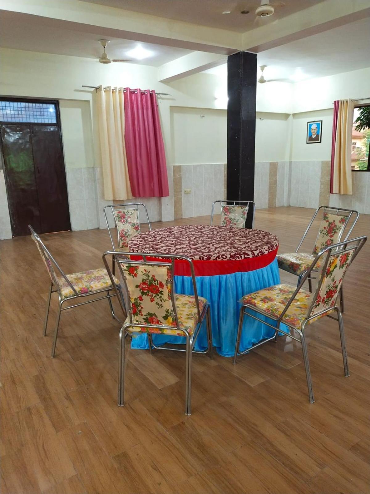 Отель Shree Krishna Garden Jhusi Экстерьер фото